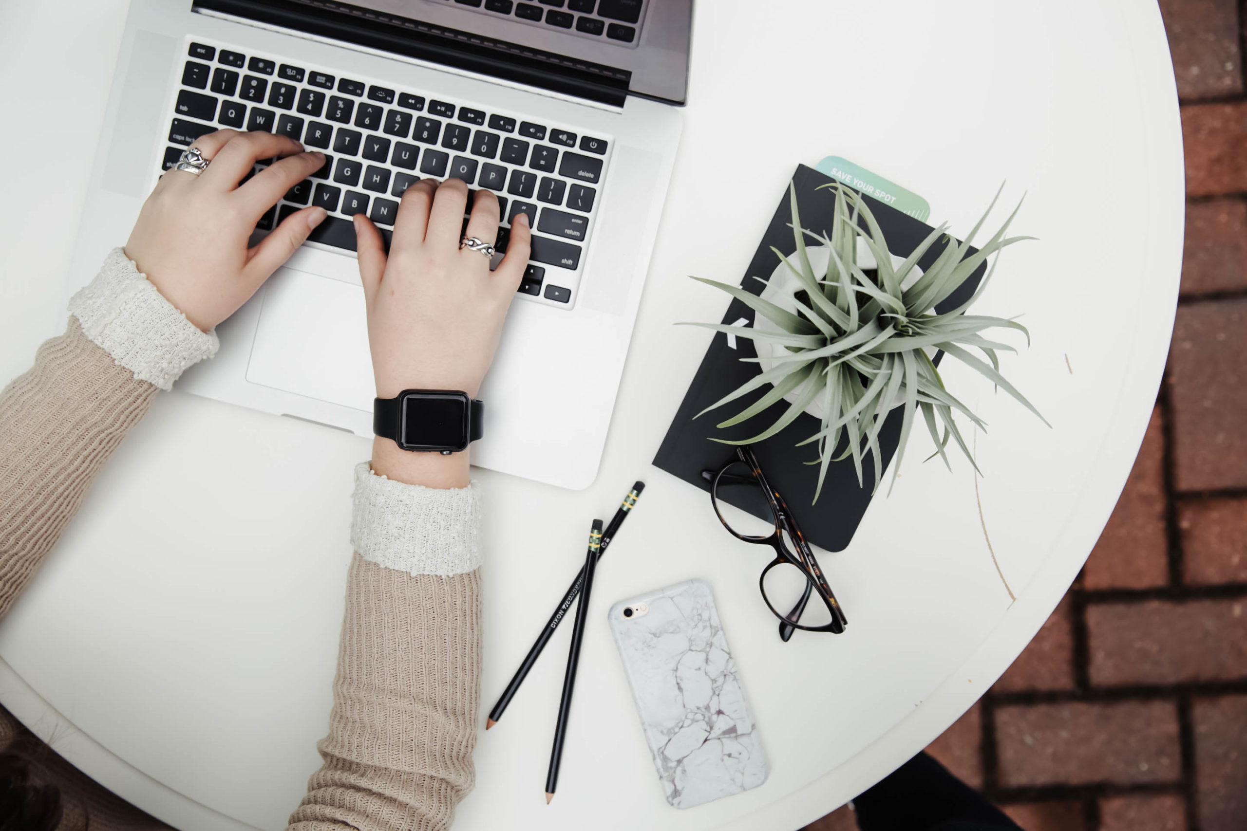 https://unsplash.com/search/blog?photo=tMI2_-r5Nfo