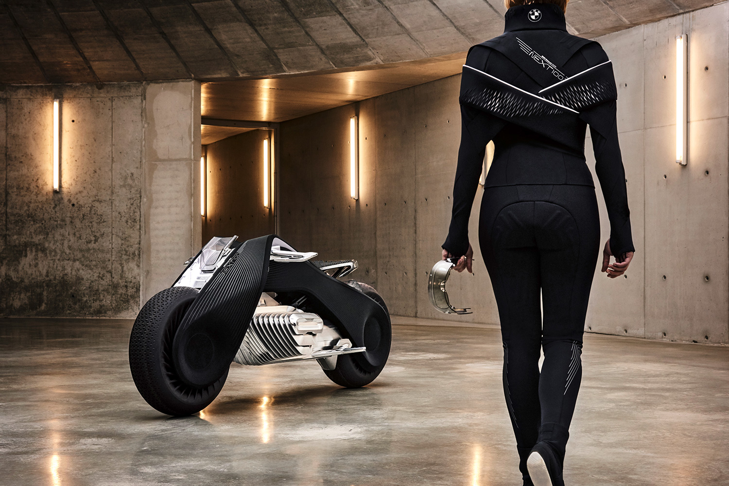 BMW Farkıyla Motorsiklette Batman Esintileri