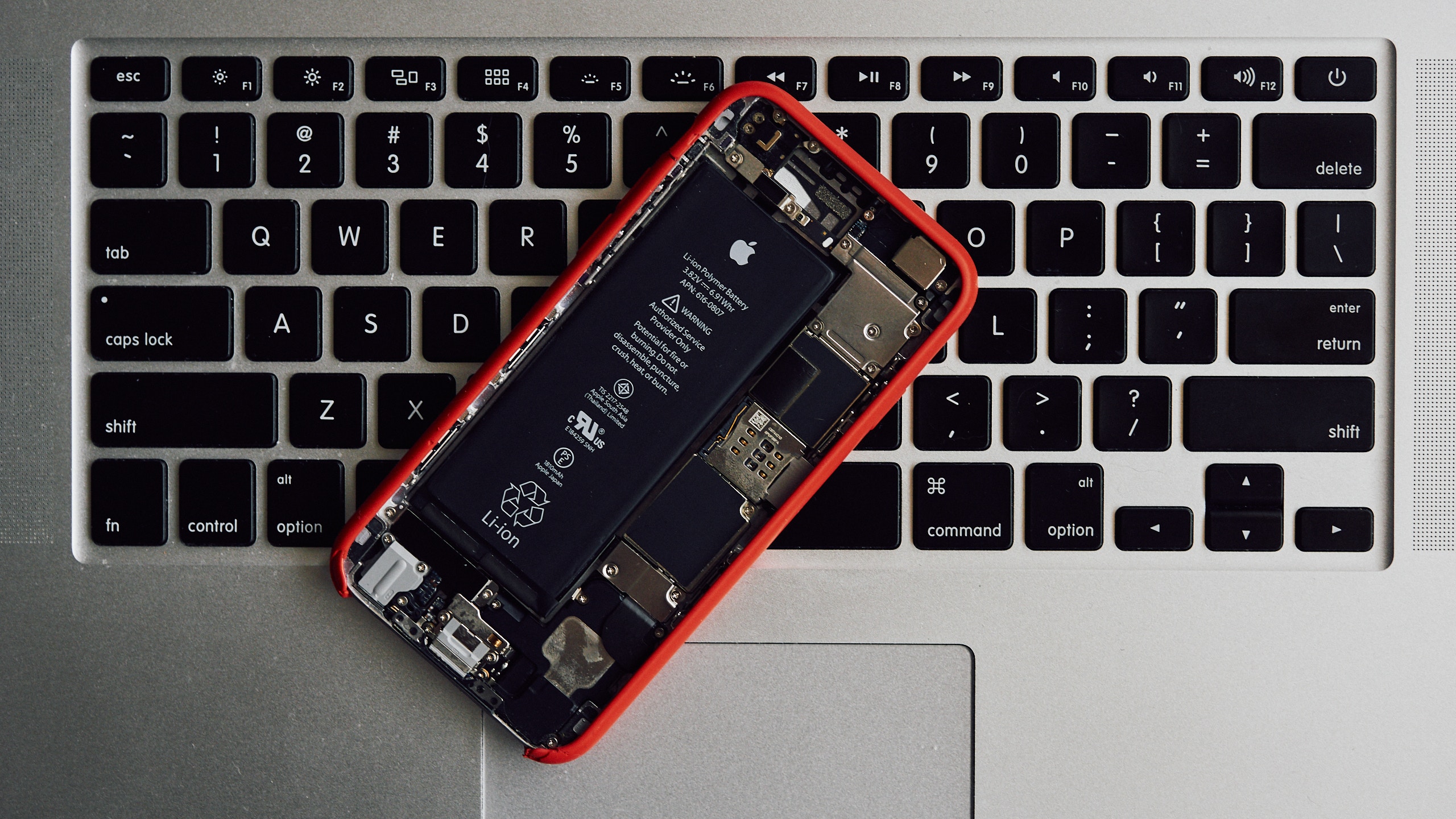 iPhone batarya zayıflama problemi ile karşı karşıya
