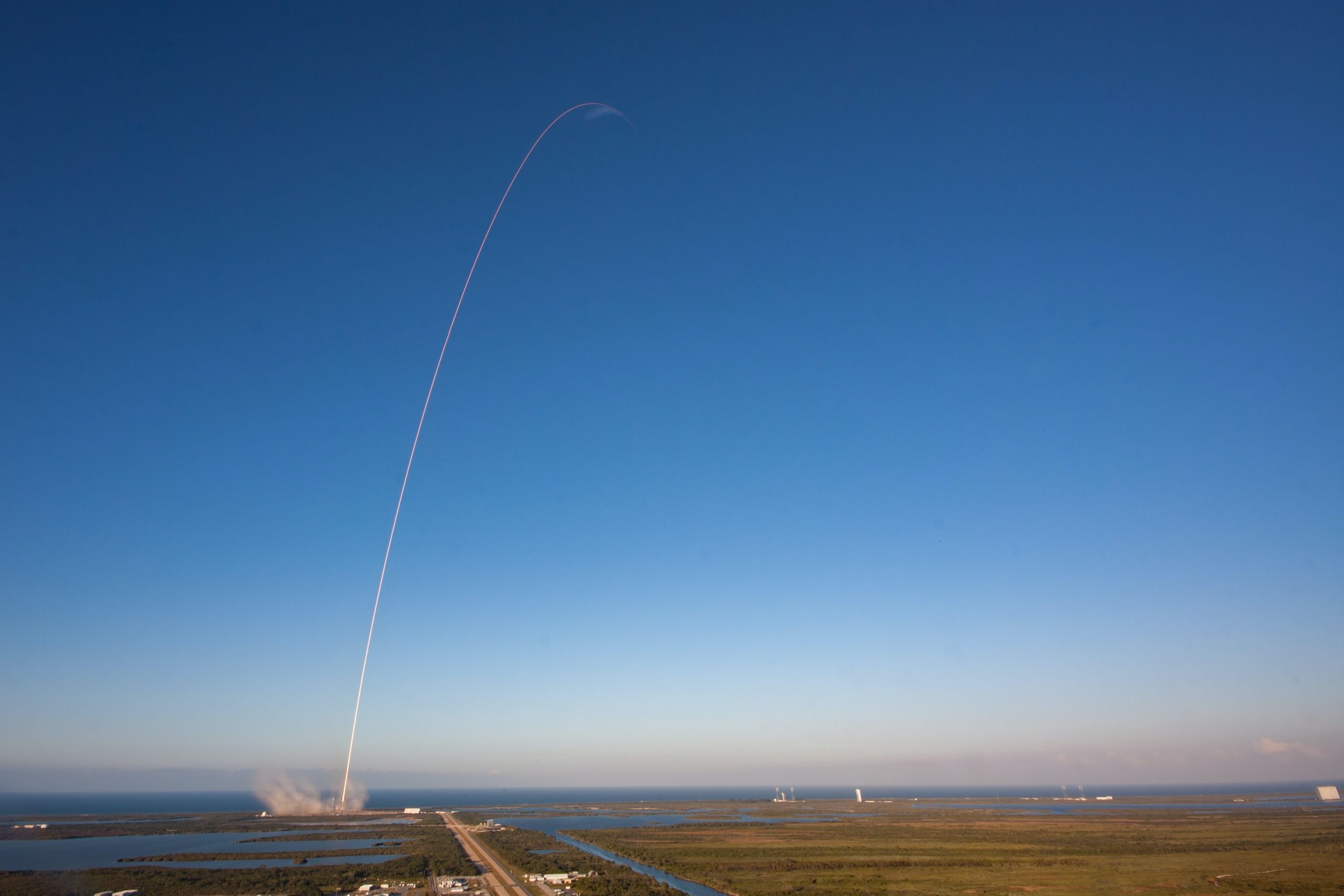 spacex-ve-amazon-uzay-macerasi-42-binden-fazla-uyduyu-neden-gokyuzune-firlatiyor?