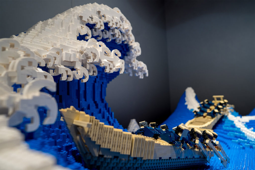 50.000 Lego Parçasından Dalgalı Bir Heykel
